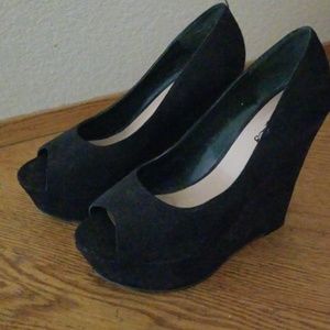 Black wedges